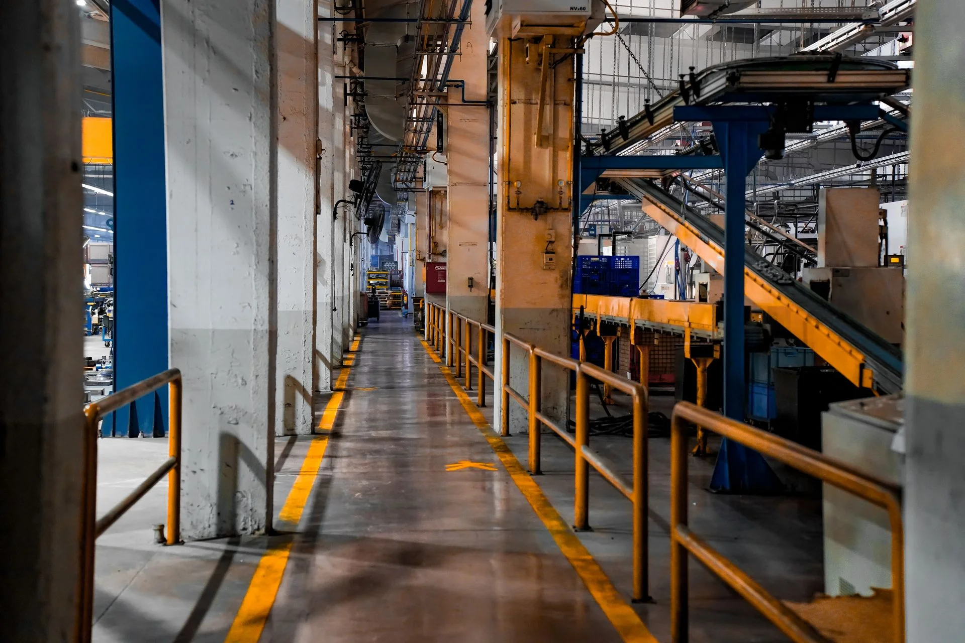 Passarelas e equipamentos em área industrial.